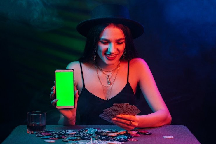 Dealer Live Baccarat di studio wazetoto dengan kartu dan meja permainan